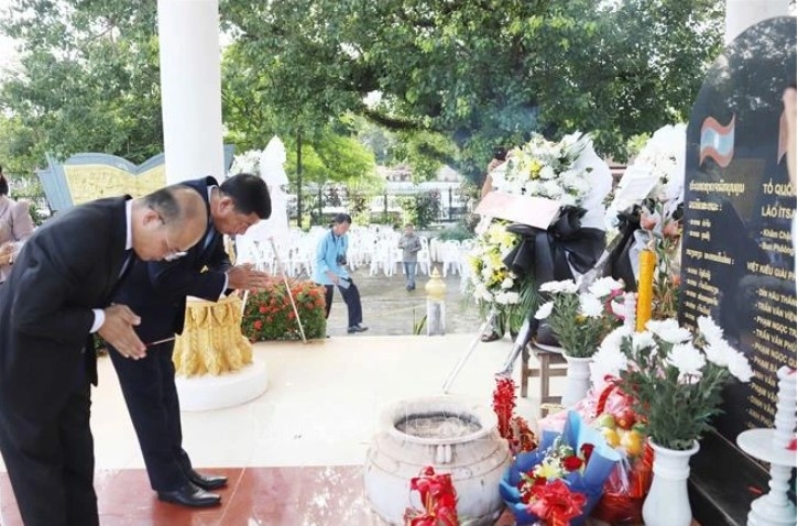 Incense- offering ceremony commemorates fallen combatants in Laos